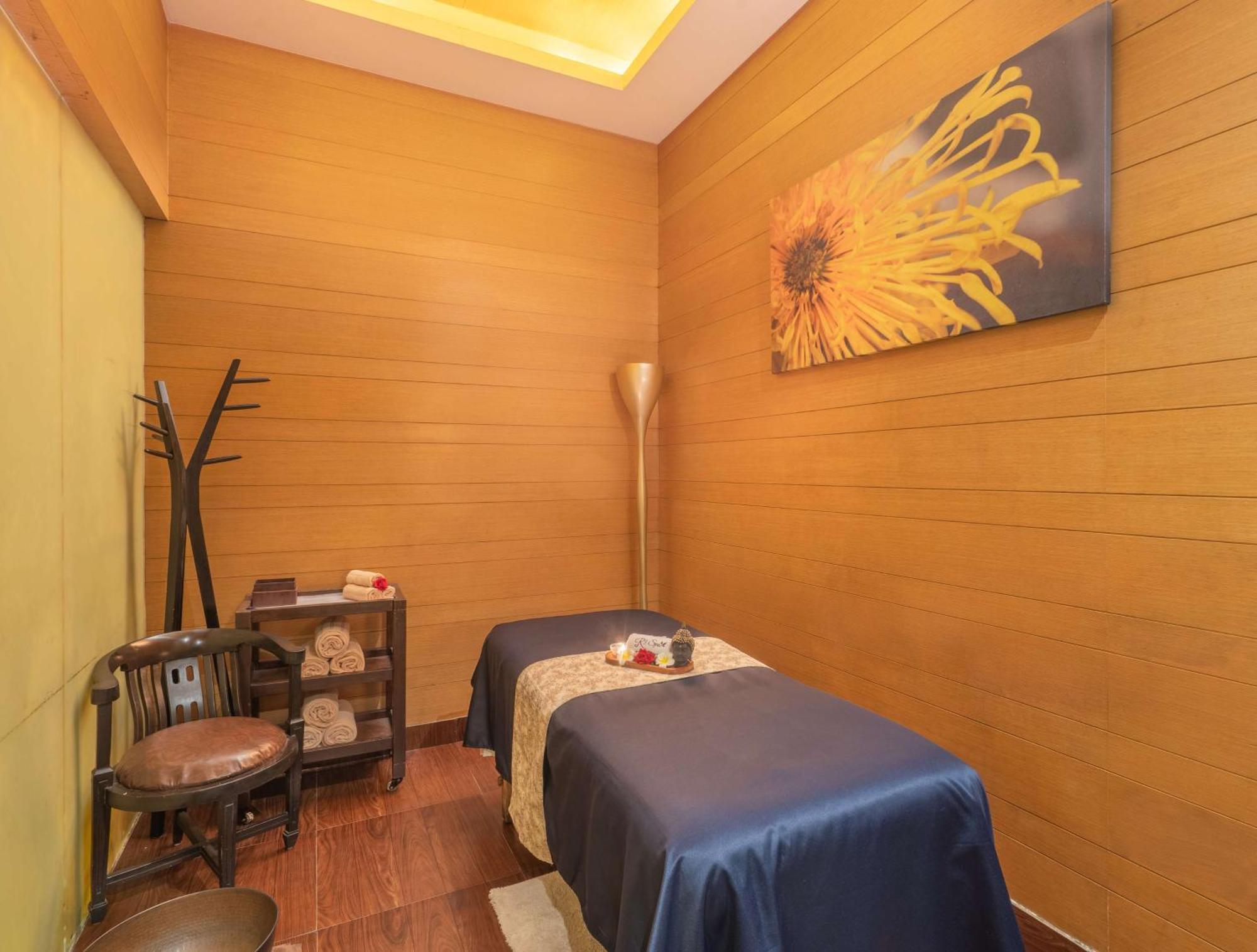 Radisson Gurugram Sohna Road City Center Gurgaon Bagian luar foto