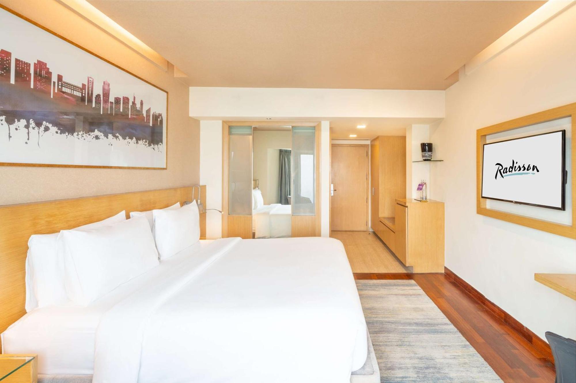 Radisson Gurugram Sohna Road City Center Gurgaon Bagian luar foto