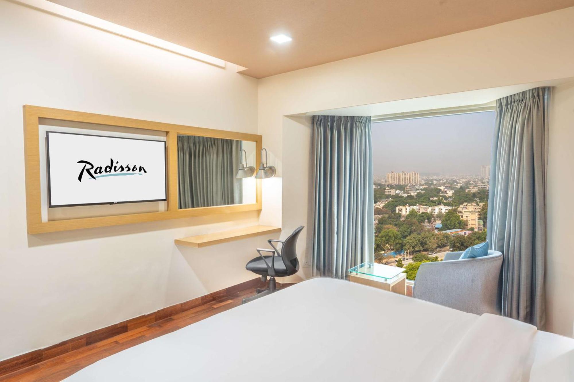 Radisson Gurugram Sohna Road City Center Gurgaon Bagian luar foto