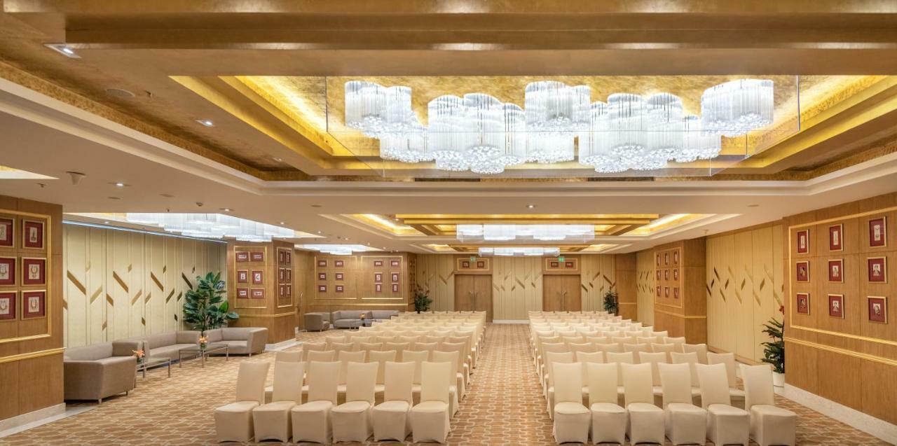 Radisson Gurugram Sohna Road City Center Gurgaon Bagian luar foto